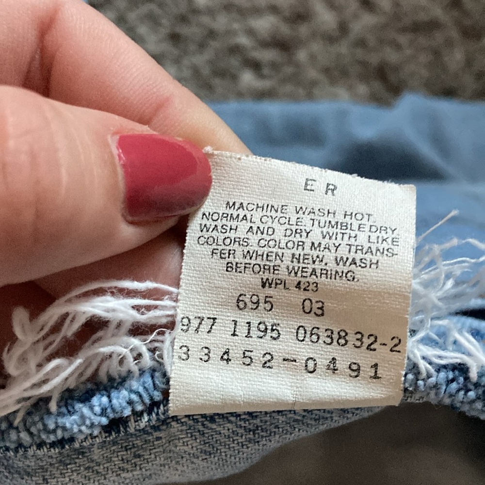 Orange tab Levi’s shorts - Picture 9 of 10